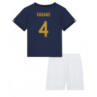 Otroški Nogometni dresi Francija Raphael Varane #4 Domači SP 2022 Kratek Rokav (+ Kratke hlače)